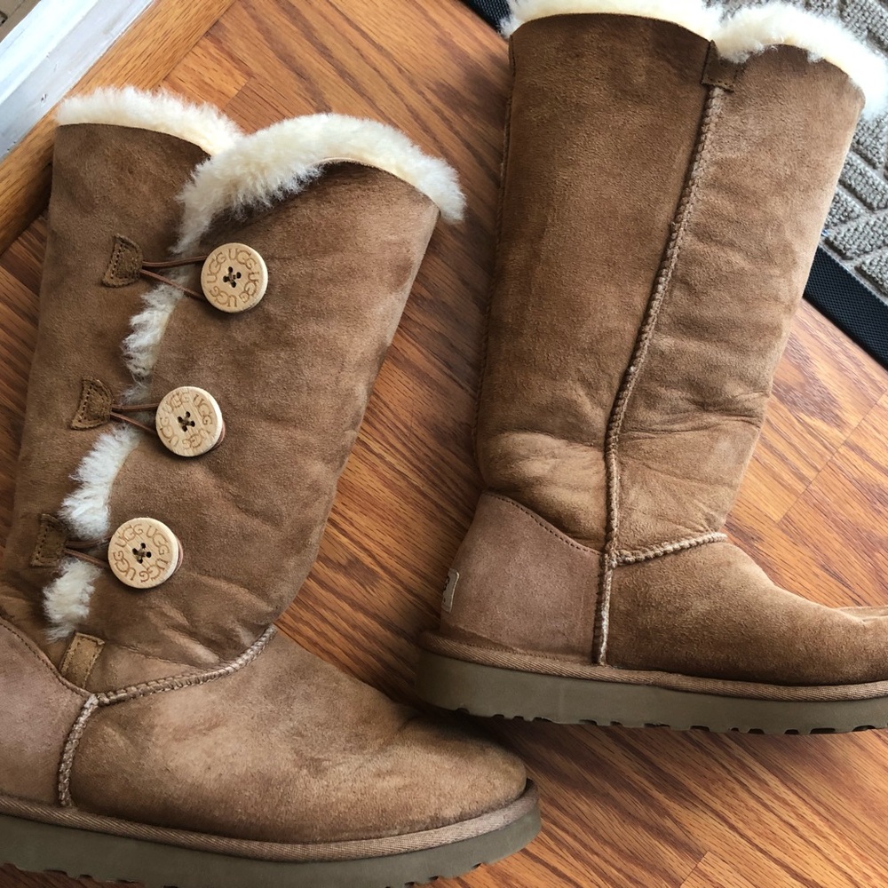 UGG Tall Bailey Button in Chestnut, Size 7
